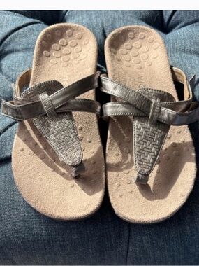 Vionic Karley gold Sandals toe post slip on beach summer size 8